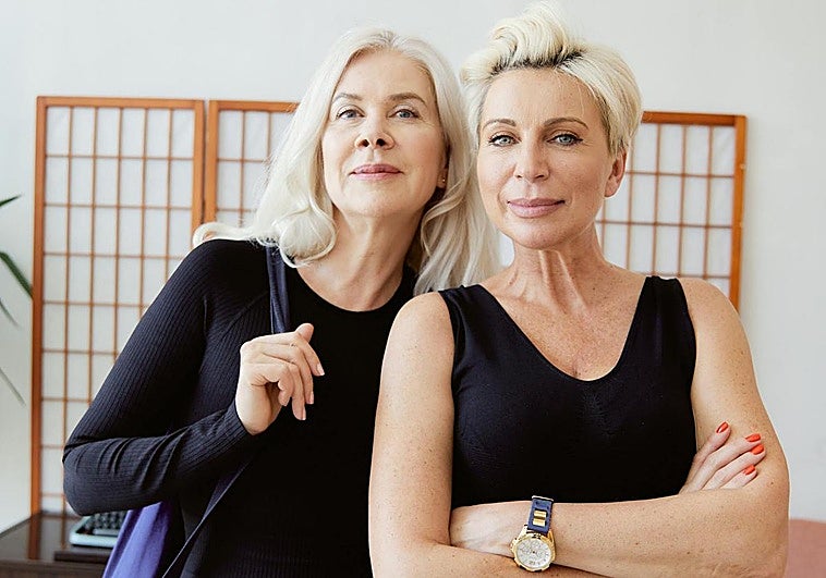 Mujeres a punto de comenzar su sesión de yoga.