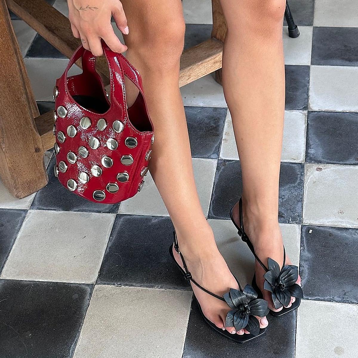 Influencer con zapatos superventas de Parfois