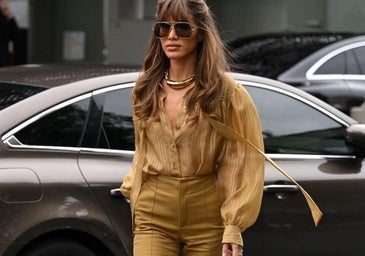 Influencer con blusa de entretiempo