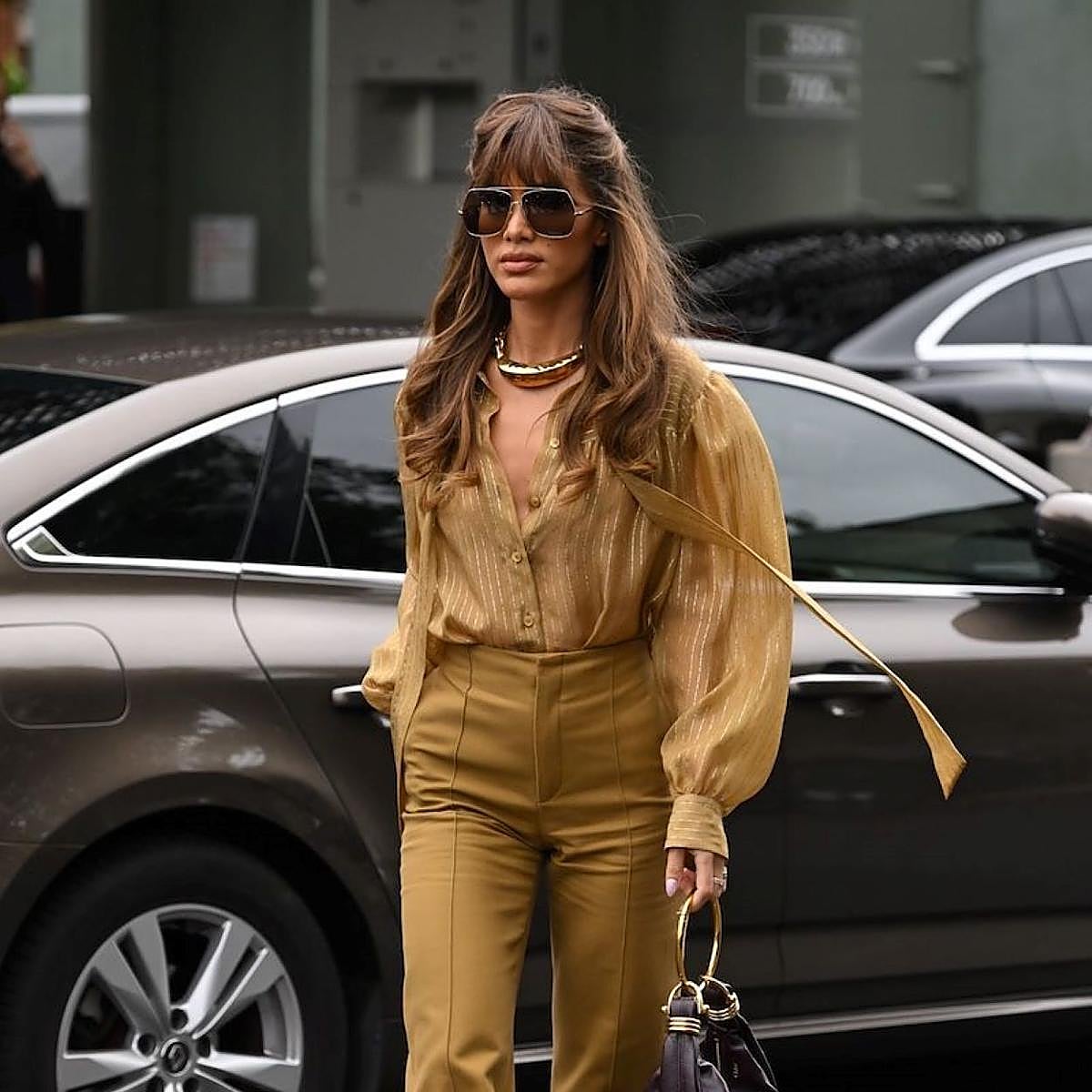 Influencer con blusa de entretiempo