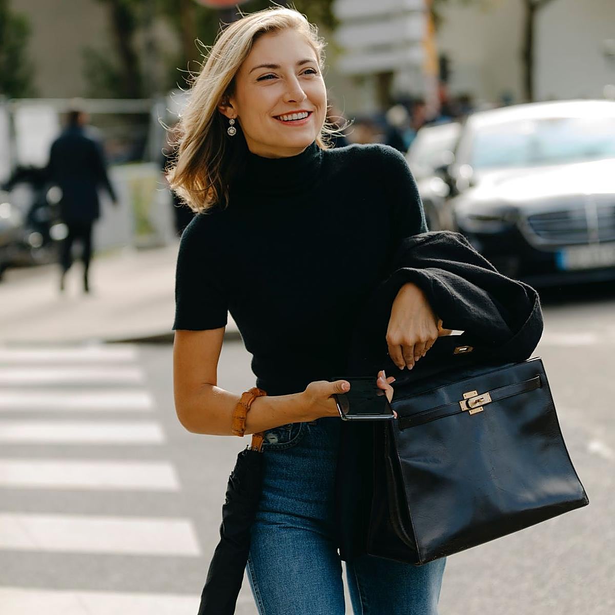 Un look de street style con bolso grande.