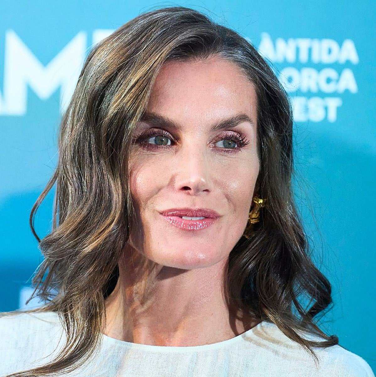 La reina Letizia con un maquillaje muy natural.