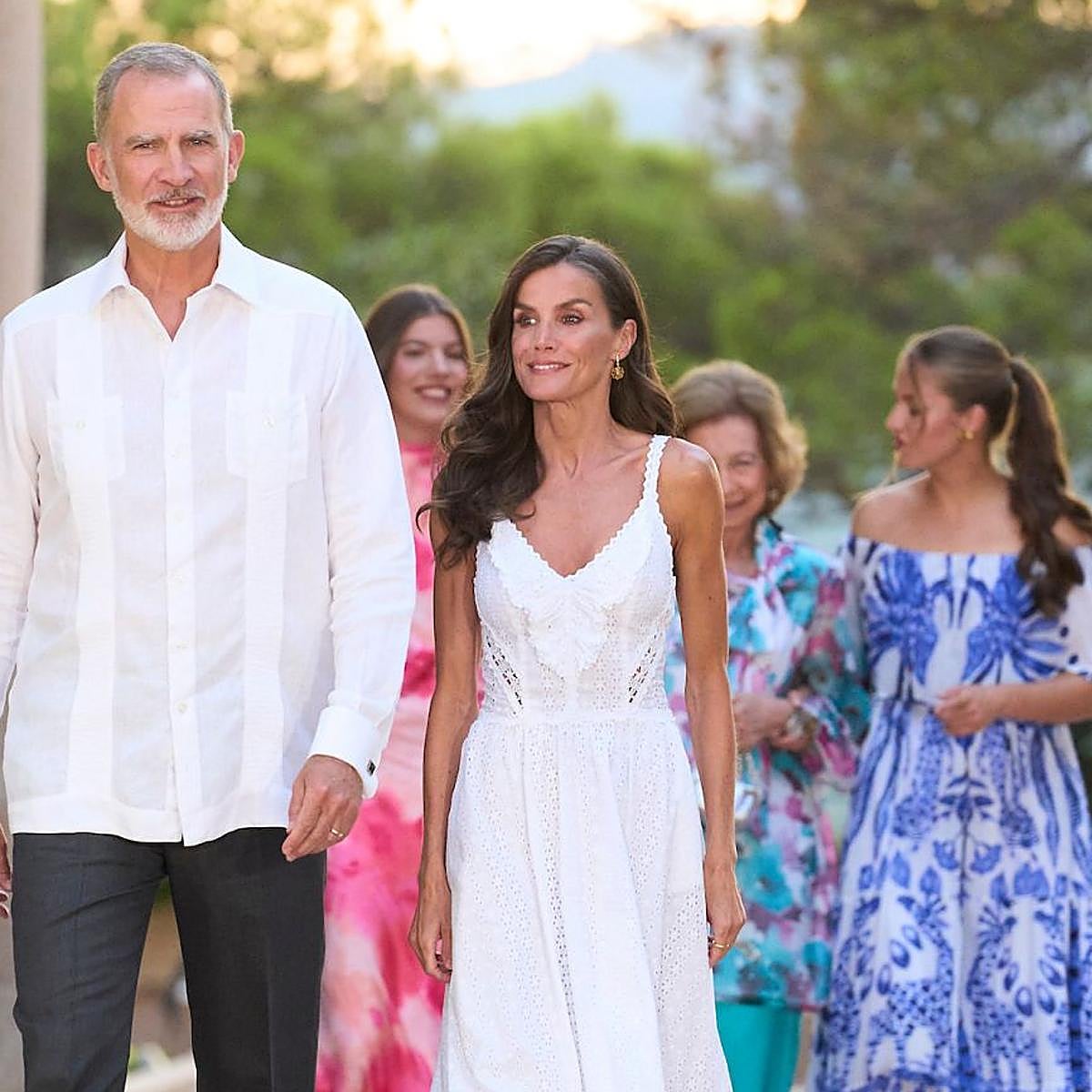 Los reyes Felipe y Letizia, junto a sus hijas y la reina Sofía en la recepción de Marivent.