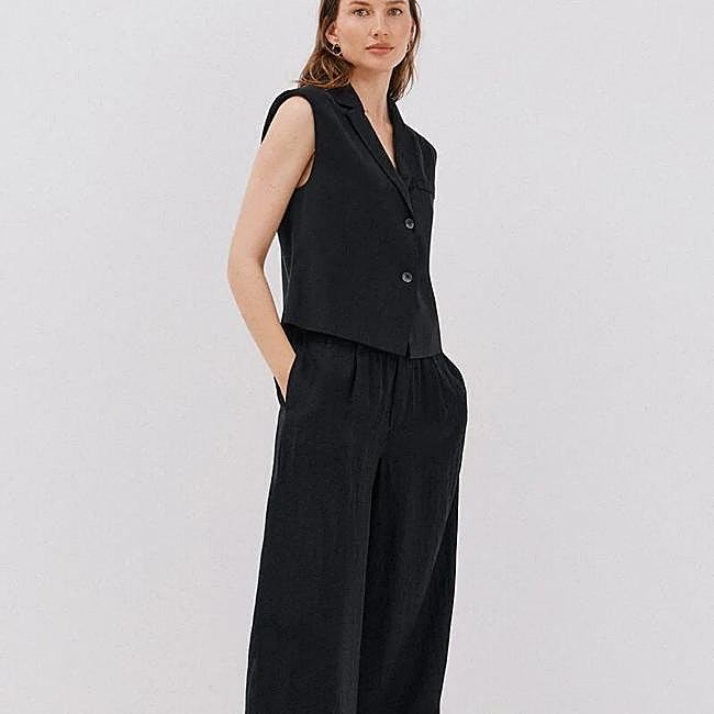 Look de traje con chaleco y pantalones wide leg