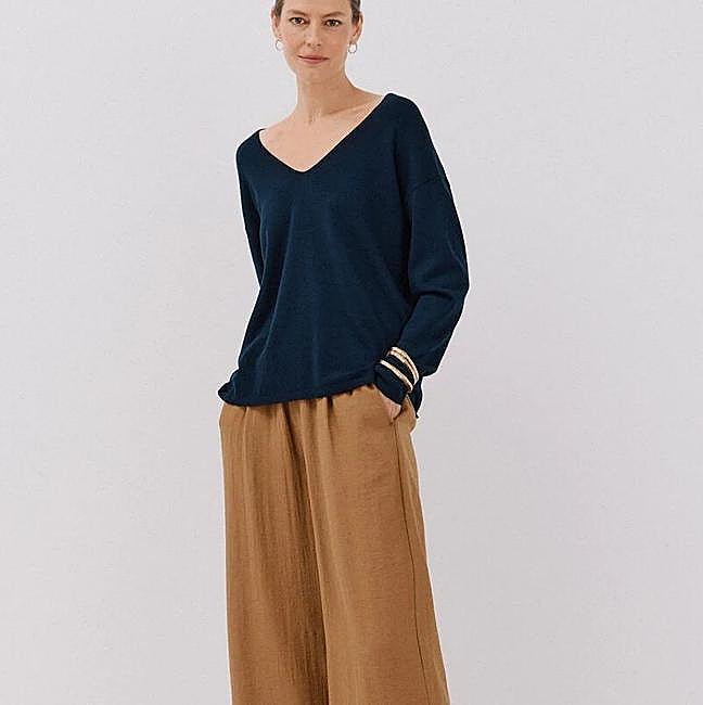 Look de jersey fino y pantalones fluidos