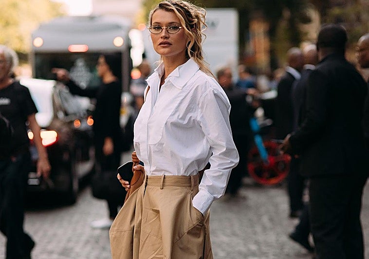 Influencer con look de entretiempo