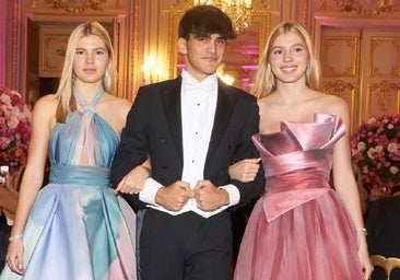 Niccolo, junto a Cristina y Victoria Iglesias en el Baile de Debutantes de París de 2019.