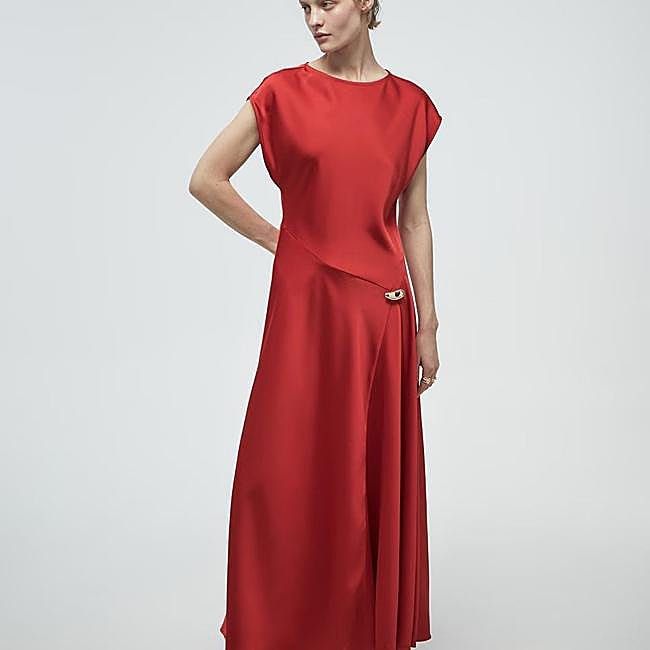 Vestido satinado fluido con detalle de broche metálico