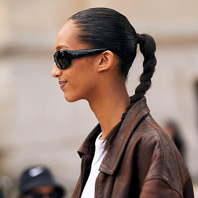 Influencer con coleta trenzada sleek