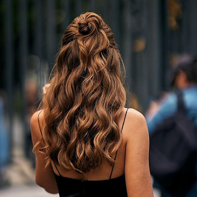 Influencer con peinado semirrecogido