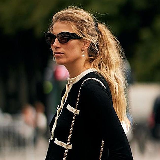 Influencer con coleta effortless con scrunchie