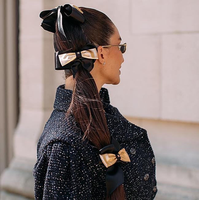 Influencer con peinado de coleta con lazos