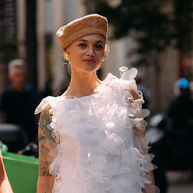 Influencer con peinado con gorro marinero