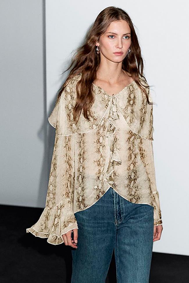Blusa fluida con volantes y estampado de serpiente de Massimo Dutti.