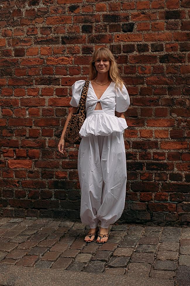 Jeanette Madsen, una de las directoras creativas de la firma Rotate con unas thong sandals en leopardo.