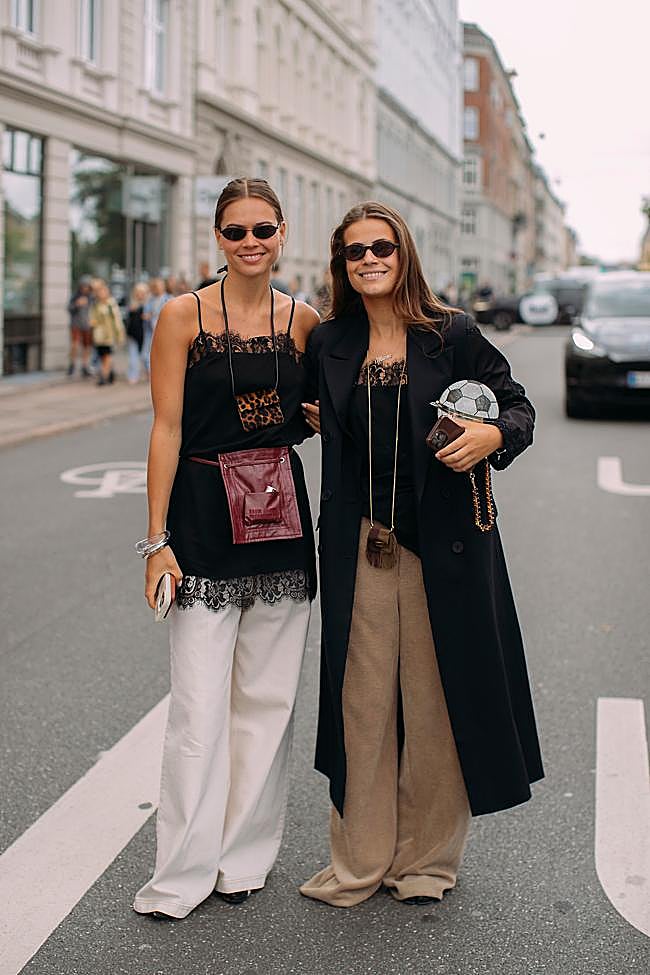 Dos influencers con mini bolsos en el street style.
