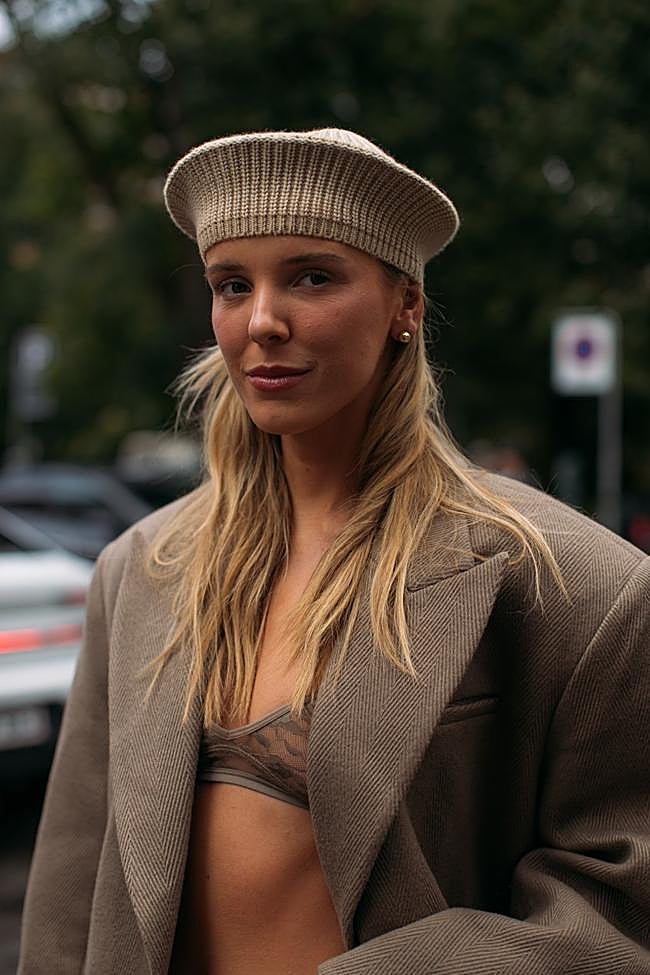 Una mujer con corte de pelo a capas.