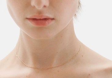 Joya efecto tatuaje, la tendencia de accesorios minimalistas que arrasa en verano