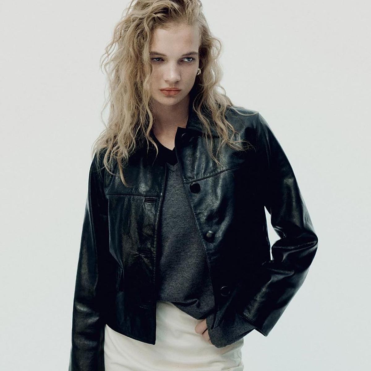 Modelo con prendas de Massimo Dutti