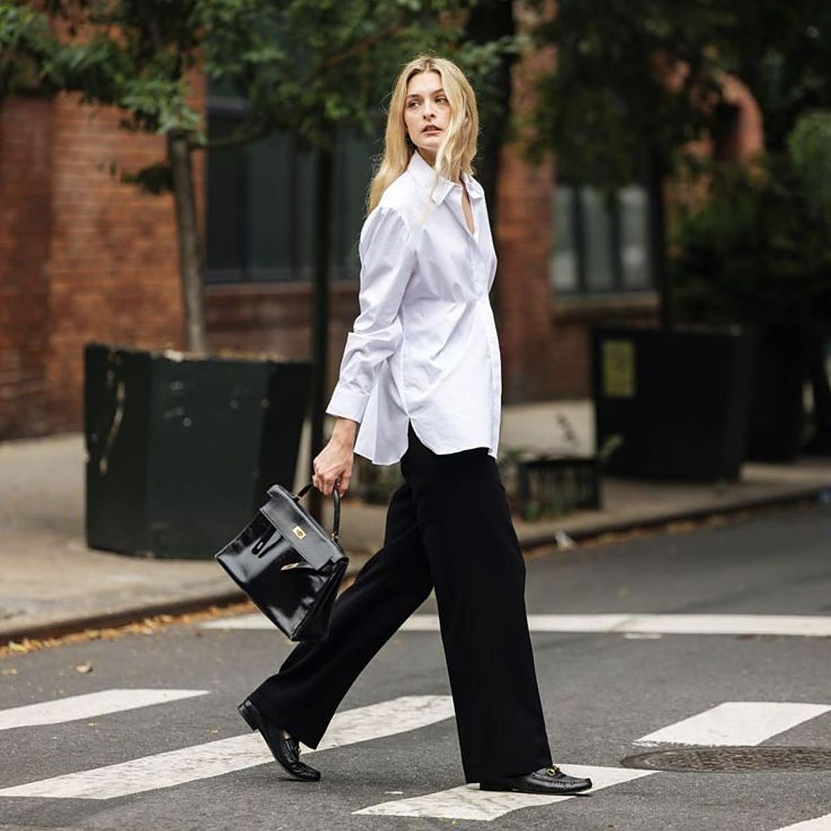 Influencer con pantalones de vestir