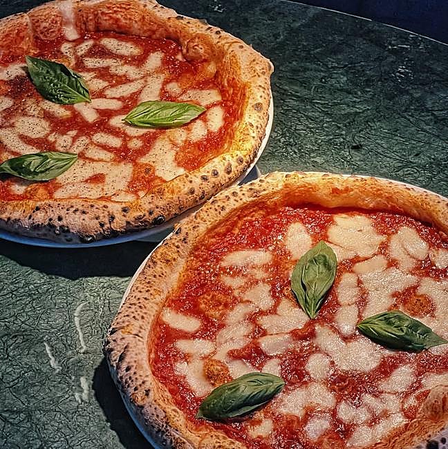 Las pizzas Margarita y Margarita Affumicata, dos de las elaboraciones que podemos degustar en Grosso Napoletano.