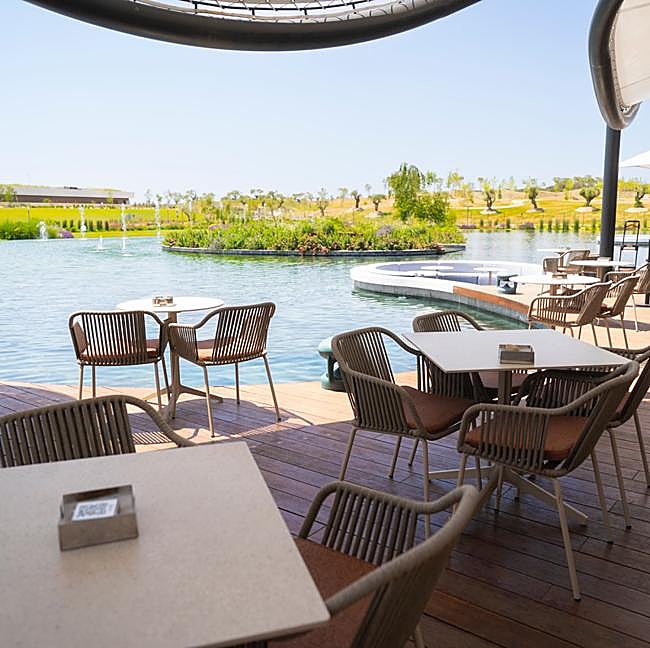 La preciosa vista desde la terraza de MENA, un espacio perfecto para disfrutar d elas buena gastronomía en el mejor ambiente.