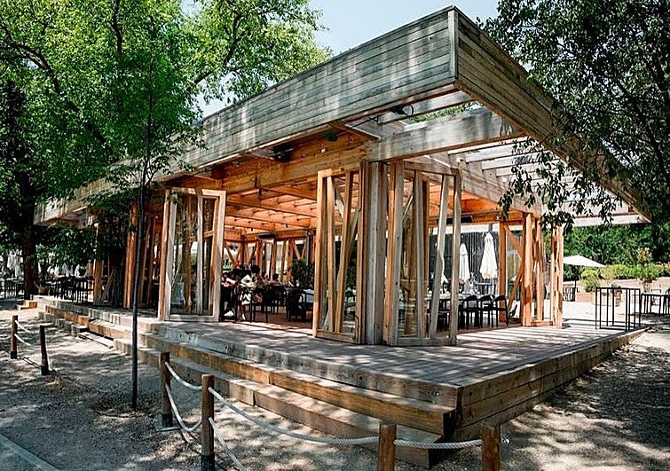 El cenador de Villa Verbena, uno de los restaurantes madrileños que tienes que descubrir este verano.