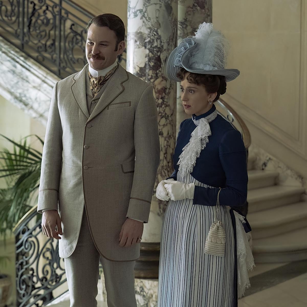 Ben Lamb y Taissa Farmiga como los duques de Buckingham en una imagen de la tercera temporada de La edad dorada.