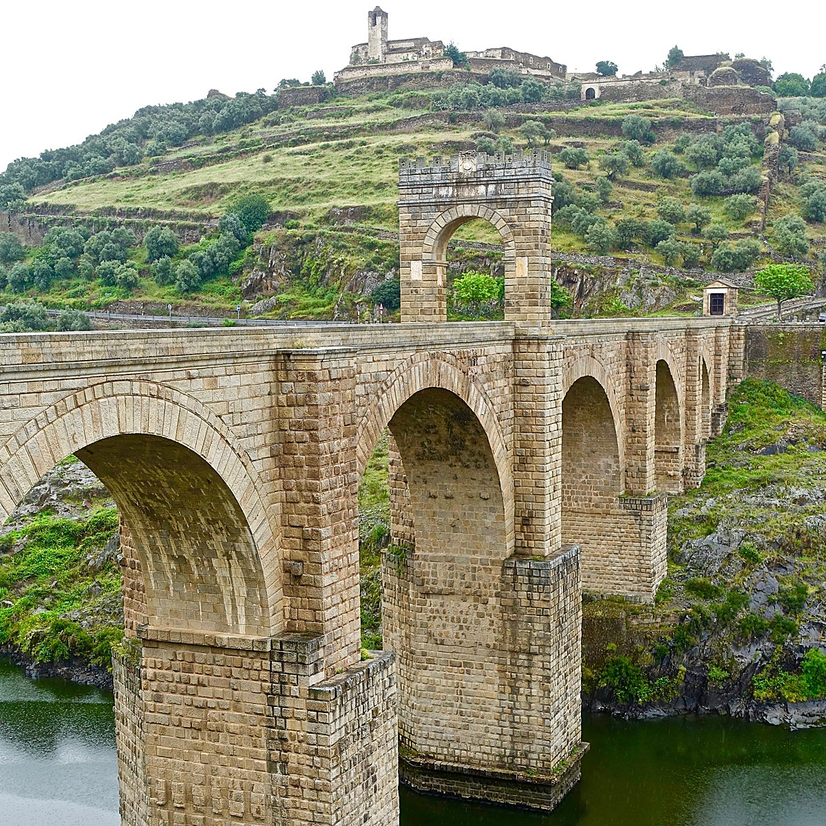 El puente romano de Alcántara, sobre el Tajo, es la joya de esta villa extremeña.