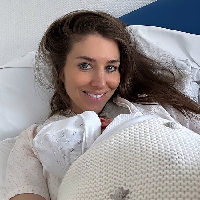 Una sonriente Carmen, en el hospital junto a su bebé.