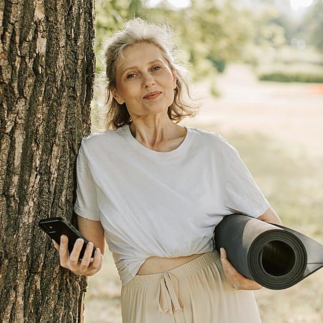 Mujer tomando un respiro tras hacer ejercicio.