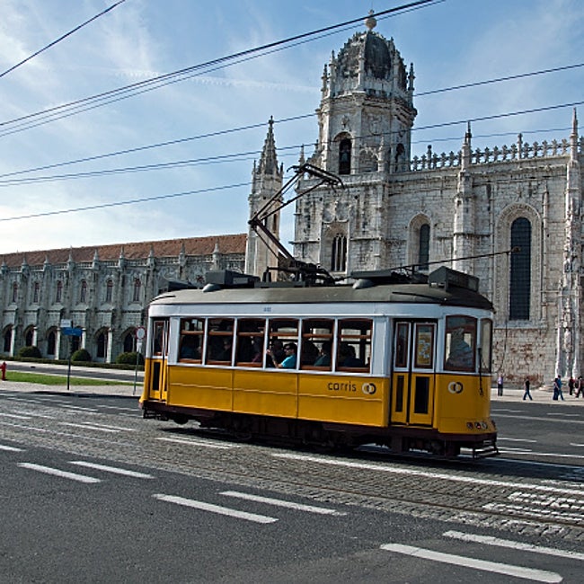 Un tranvía atraviesa el barrio lisboeta de Chiado.