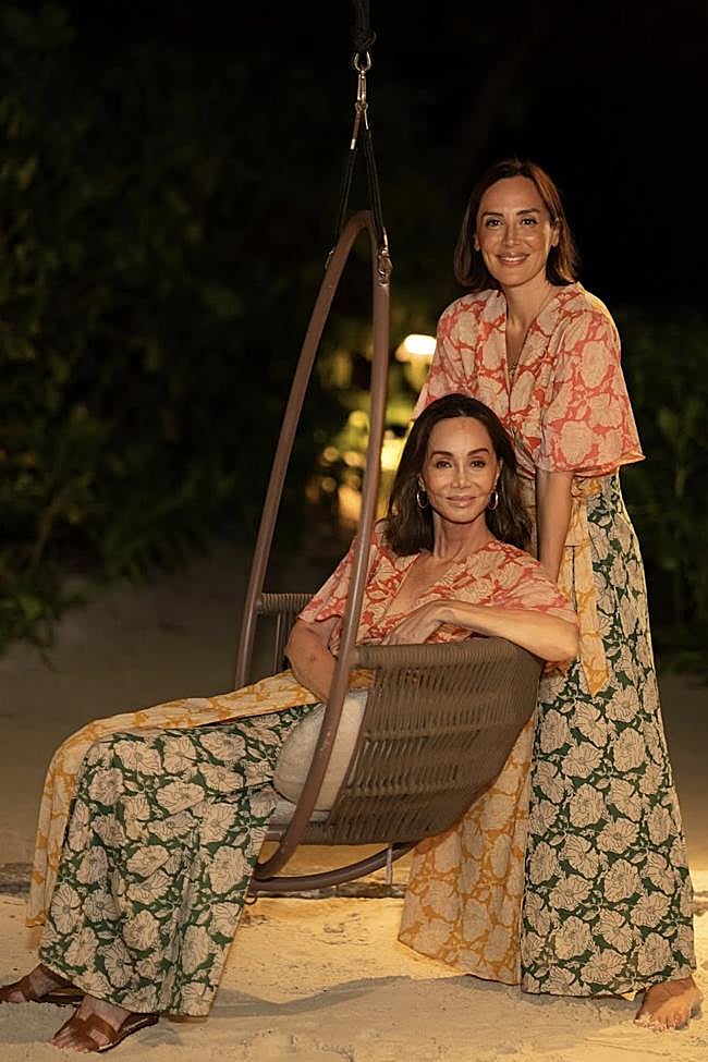 Isabel Preysler y Tamara Falcó, vestidas con el mismo look, de una firma favorita de la infanta Sofía.