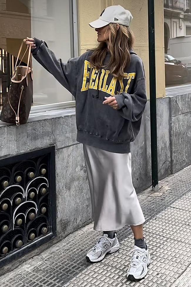Un look con falda y las zapatillas de New Balance.