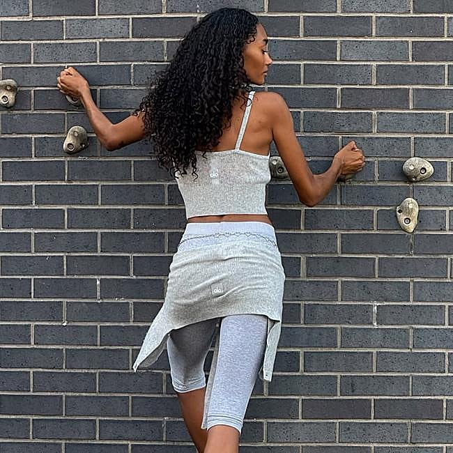 Mujer haciendo ejercicio de escalada.