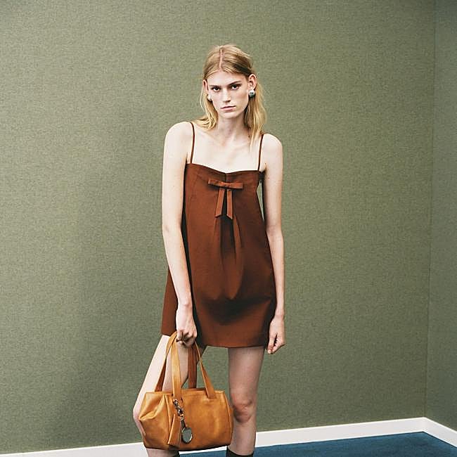 Vestido corto de tirantes con lazo