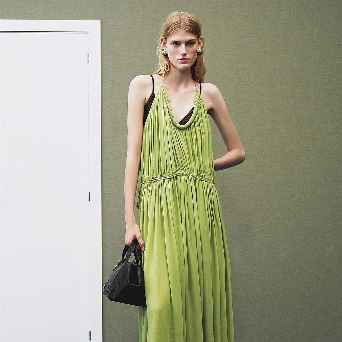 Modelo con vestido de Mango