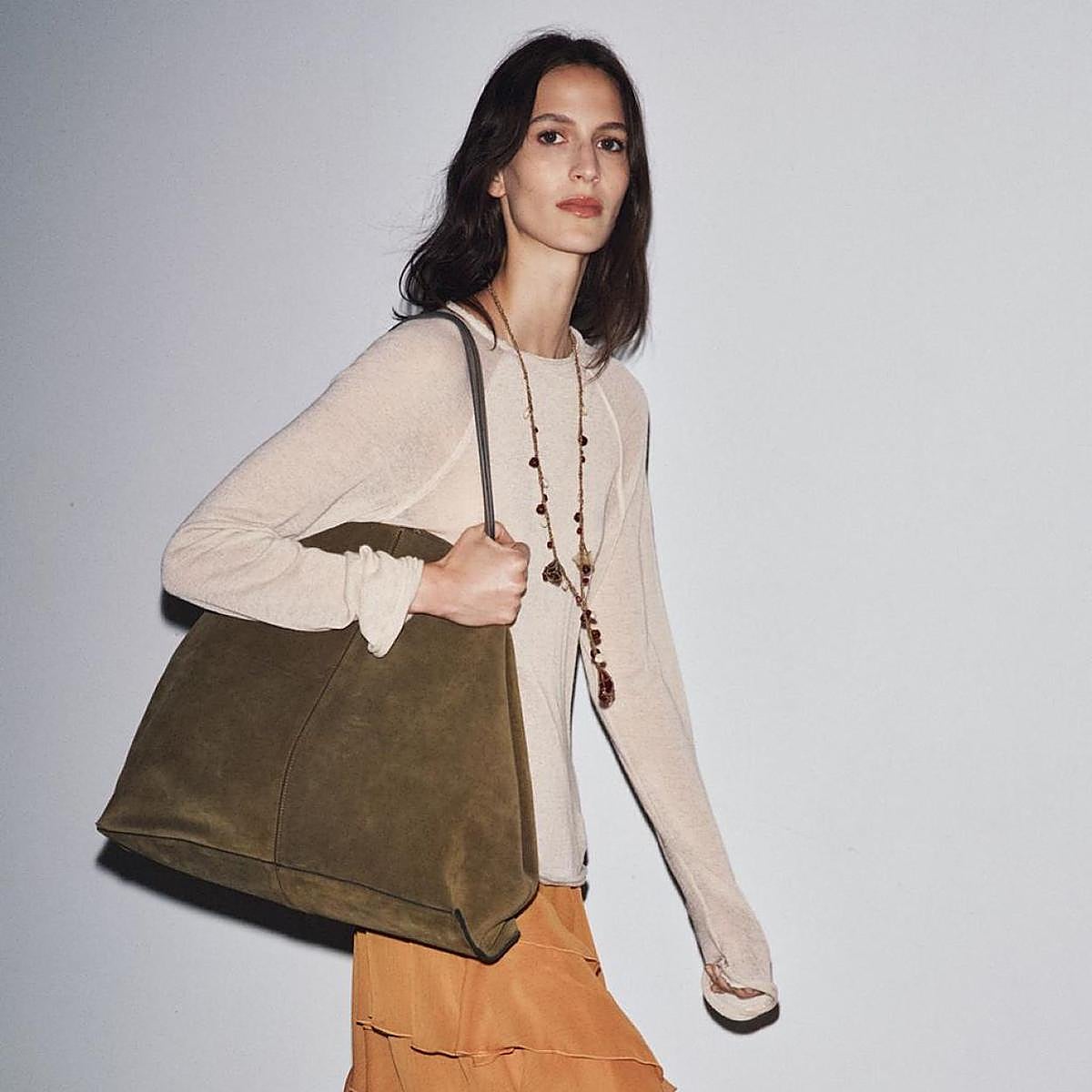 Modelo con prendas de Zara