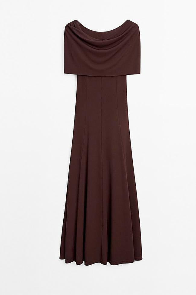 Vestido en color marrón con escote palabra de honor de Massimo Dutti.