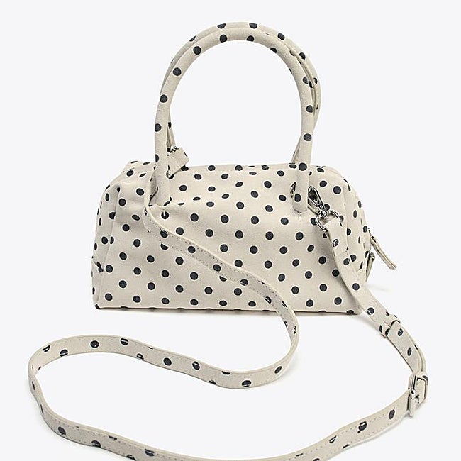 Bolso con estampado de lunares de Zara (69,95 euros)