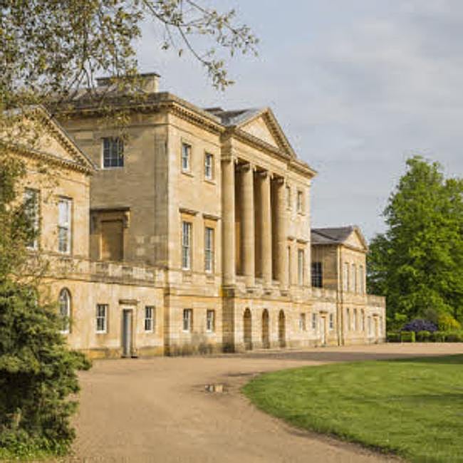 Exteriores de la mansión de estilo palladiano del siglo XVIII, Basildon Park, que aparece en la adaptación de Orgullo y prejuicio que acaba de cumplir 20 años.