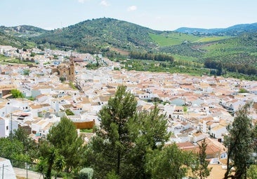 El desconocido pueblo blanco de Cádiz para redondear tus vacaciones: doce fuentes, encantadoras calles con naranjos y altos vuelos en parapente