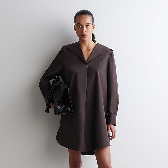 Vestido con cuello marinero de COS, 99 euros.