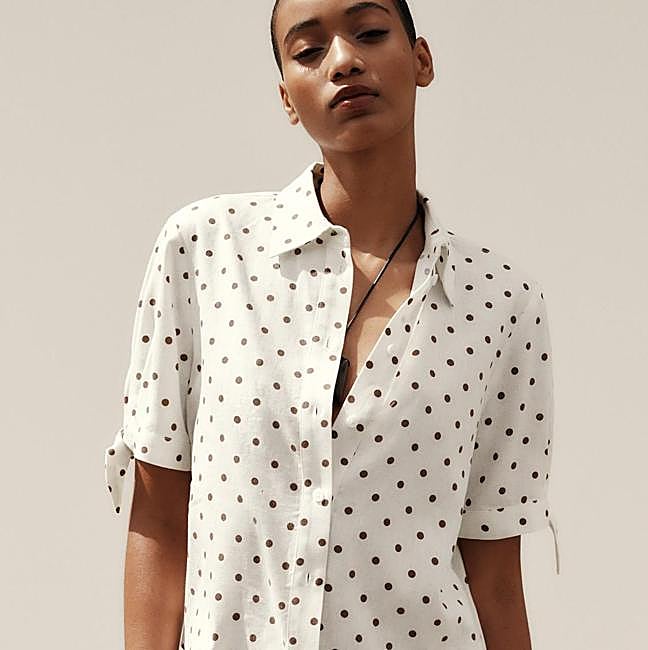 Blusa de lunares con manga corta