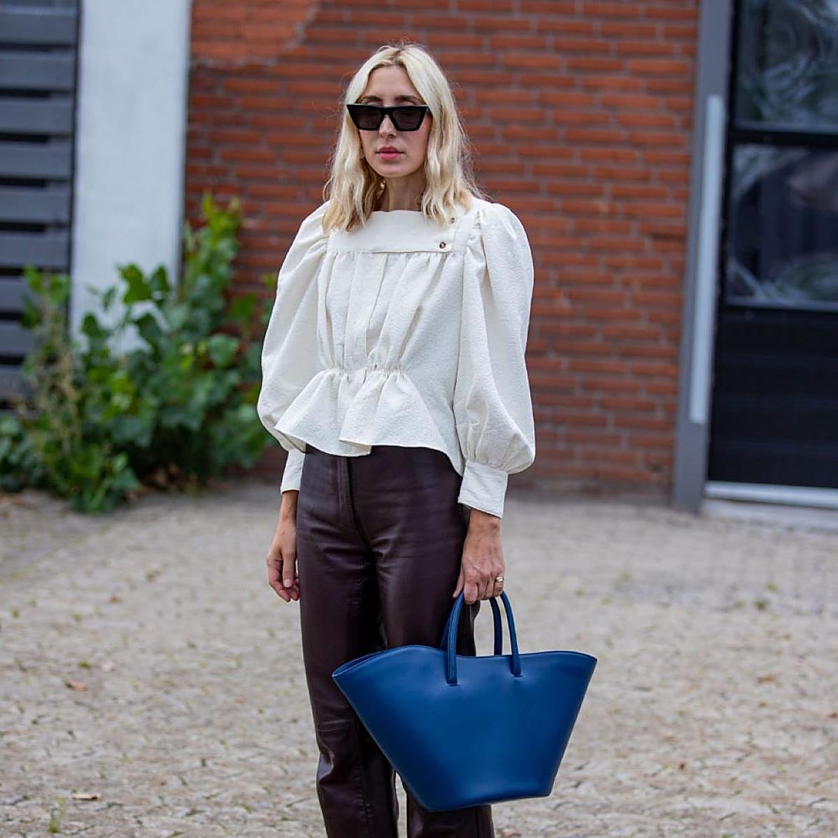 Influencer con blusa de entretiempo