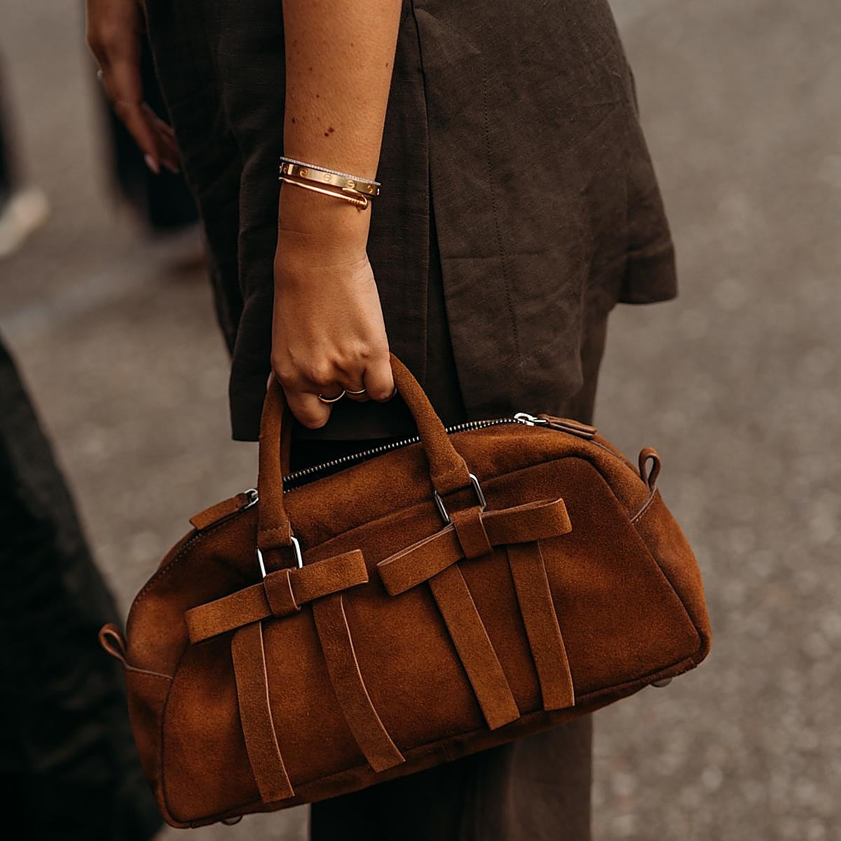 El bolso mini de ante más deseado del street style ha llegado a Zara.