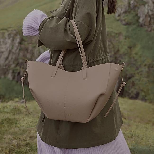 Cyme Edition Textured Taupe de Polène, 420 euros.