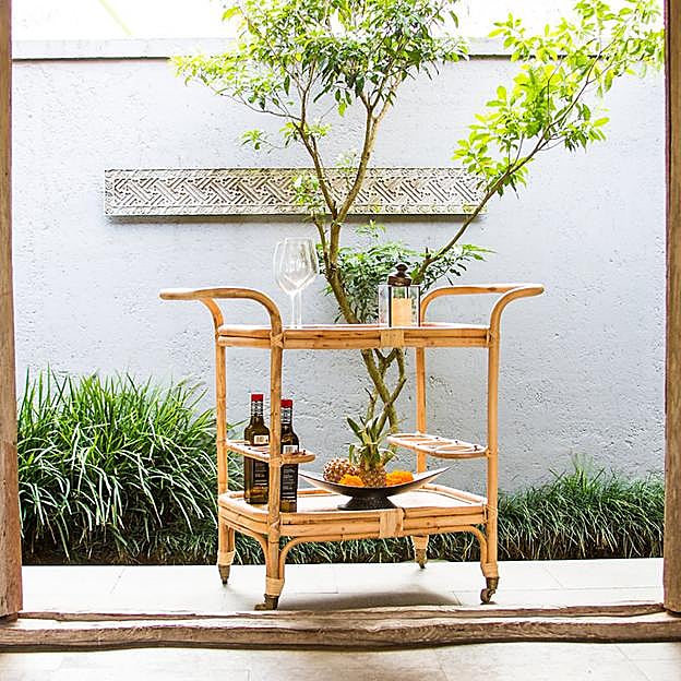 Imagen principal - La camarera de mimbre de Balik cuesta 736 euros. Abajo, un diseño de IQ Home (510 euros) y la propuesta de El Corte Inglés, 145 euros. 