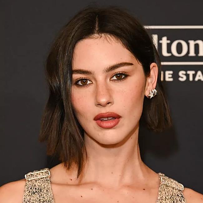 Gracie Abrams con tendencia de corte de pelo clavicut despuntado