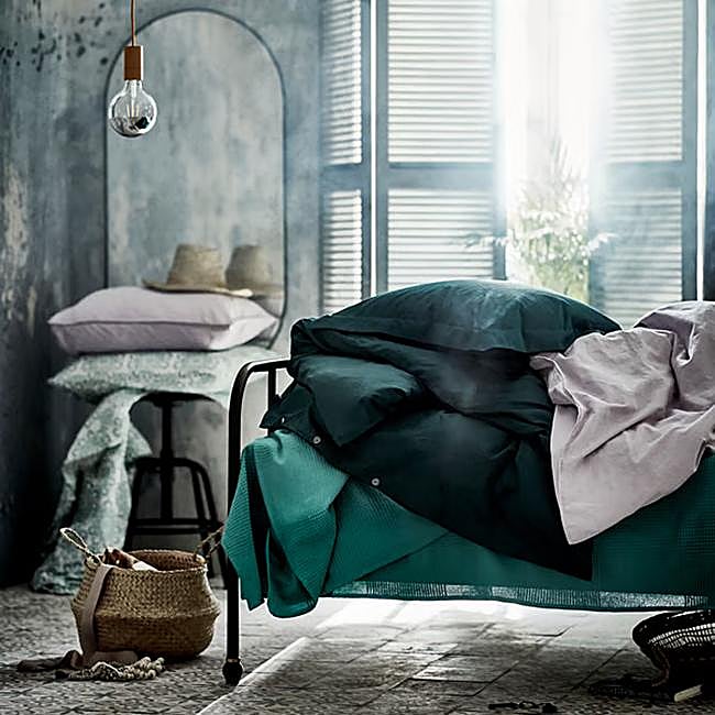 Espejo LINDBYN de IKEA, con marco negro y medidas de 60x120 cm., 59.99 euros.